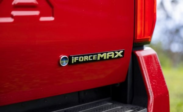 За първи път Tacoma вече се предлага като хибрид, благодарение на задвижващия механизъм iForce Max с мощност 326 к.с. Моделите, оборудвани с четирицилиндровата хибридна настройка с турбокомпресор, носят новата емблема bZ на Toyota, видяна за първи път на Toyota Prius от 2023 г. Синьото кръгло лого ще се появи на всяка нова Toyota, която използва електричество за задвижване на колелата, независимо дали е изцяло EV, хибрид или превозно средство с водородни горивни клетки.